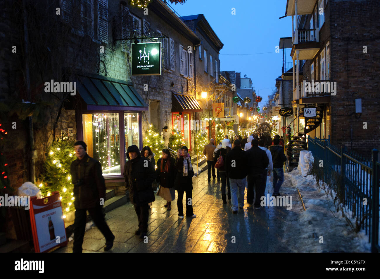 Lumières de Noël de la rue du petit-Champlain Québec Canada // QUÉBEC, Canada — L'historique rue du petit-Champlain, située dans la basse-ville de Québec, brille de décorations de Noël et de lumières de Noël. Cette charmante rue, qui fait partie du site du Vieux-Québec classé au patrimoine mondial de l'UNESCO, représente l'une des plus anciennes artères commerciales d'Amérique du Nord. L'architecture coloniale française préservée et l'atmosphère festive de l'hiver en font l'un des endroits les plus photographiés de Québec. Banque D'Images