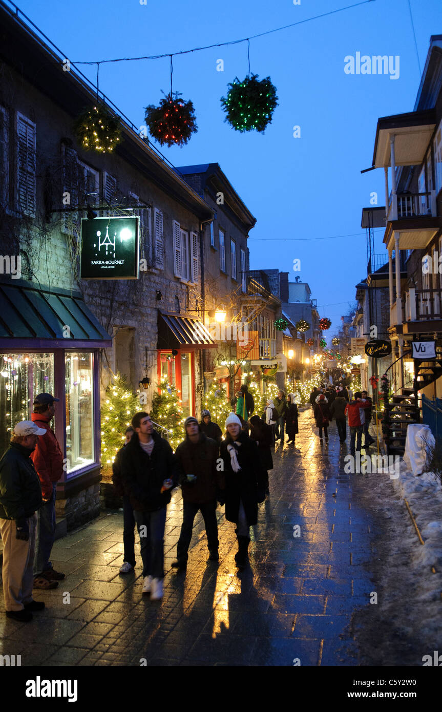 Rue du petit-Champlain décorations de Noël nuit Québec Canada // la vieille rue commerçante pittoresque de la rue du petit-Champlain dans la vieille ville de Québec, décorée pour Noël et prise le soir. Banque D'Images
