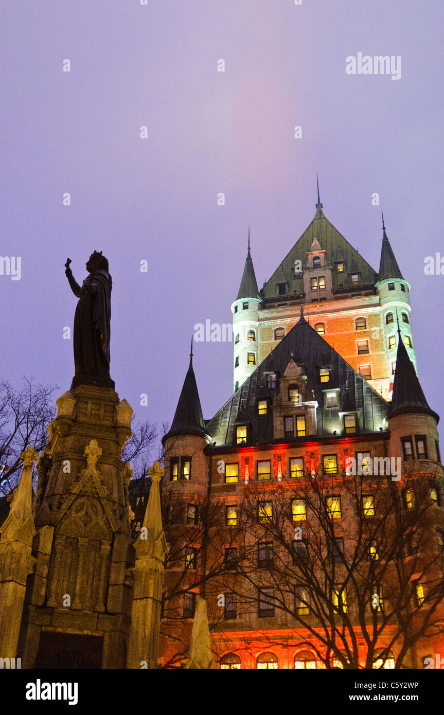 QUÉBEC, Canada — le majestueux Fairmont le Château Frontenac, illuminé contre le ciel nocturne, domine le Vieux-Québec. Ses tourelles de conte de fées et ses toits abrupts en cuivre, saupoudrés de neige, créent une scène hivernale magique dans ce site historique classé au patrimoine mondial de l'UNESCO. Banque D'Images