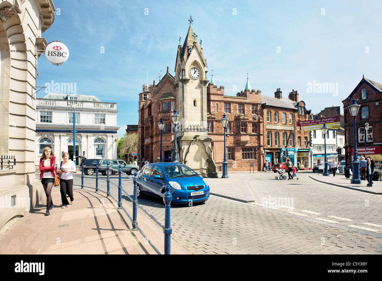 Penrith, Cumbria, Angleterre. Tour de l'horloge victorienne dans la place du marché, centre de la prospère marché régional ville de Penrith Banque D'Images