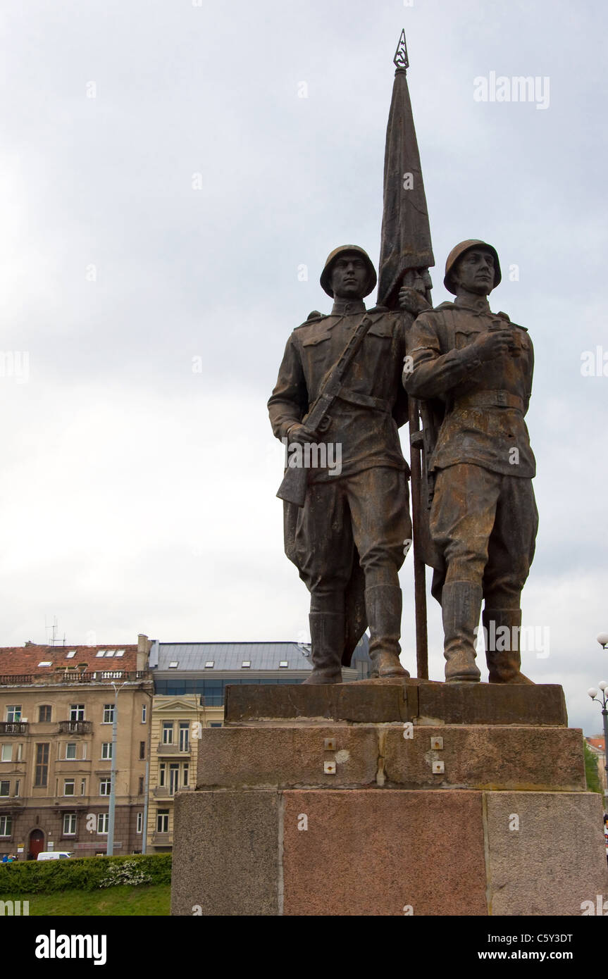 Statues sur la soviétique Pont Vert, Vilnius, Lituanie Banque D'Images