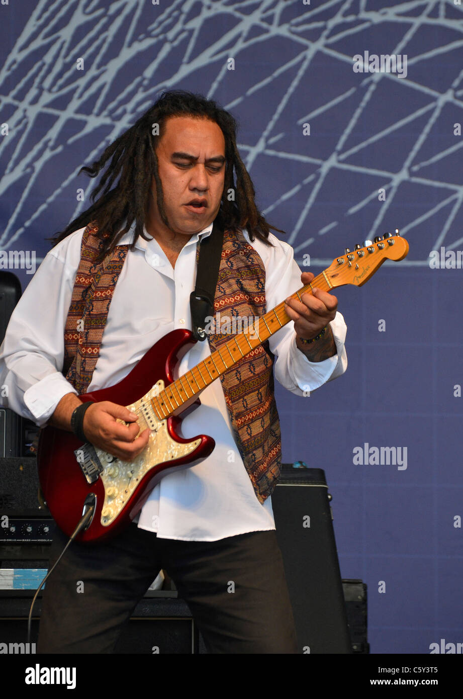 Le lead guitariste du groupe de reggae Zoh Zoh jouant dans les concerts Trimestre Wynyard, Auckland New Zealand Banque D'Images