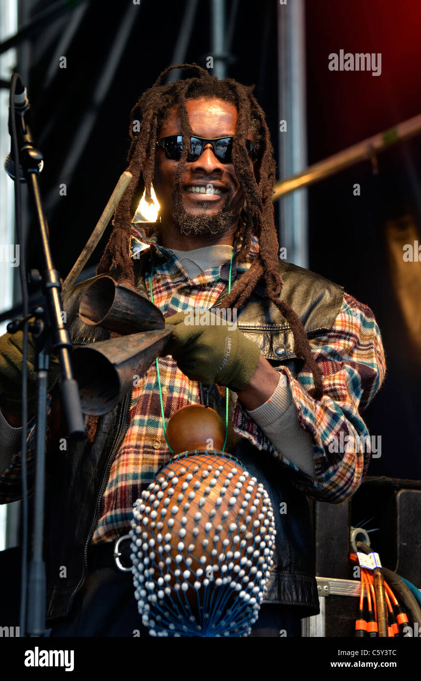 Le percussionniste du groupe reggae Zoh Zoh jouant dans les concerts Trimestre Wynyard, Auckland New Zealand Banque D'Images