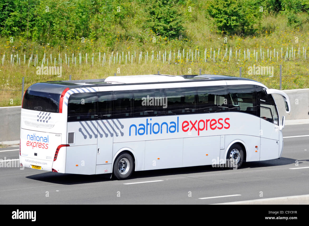 Vue latérale et arrière de l'autocar National Express sur l'autoroute M25 Essex Angleterre Royaume-Uni Banque D'Images