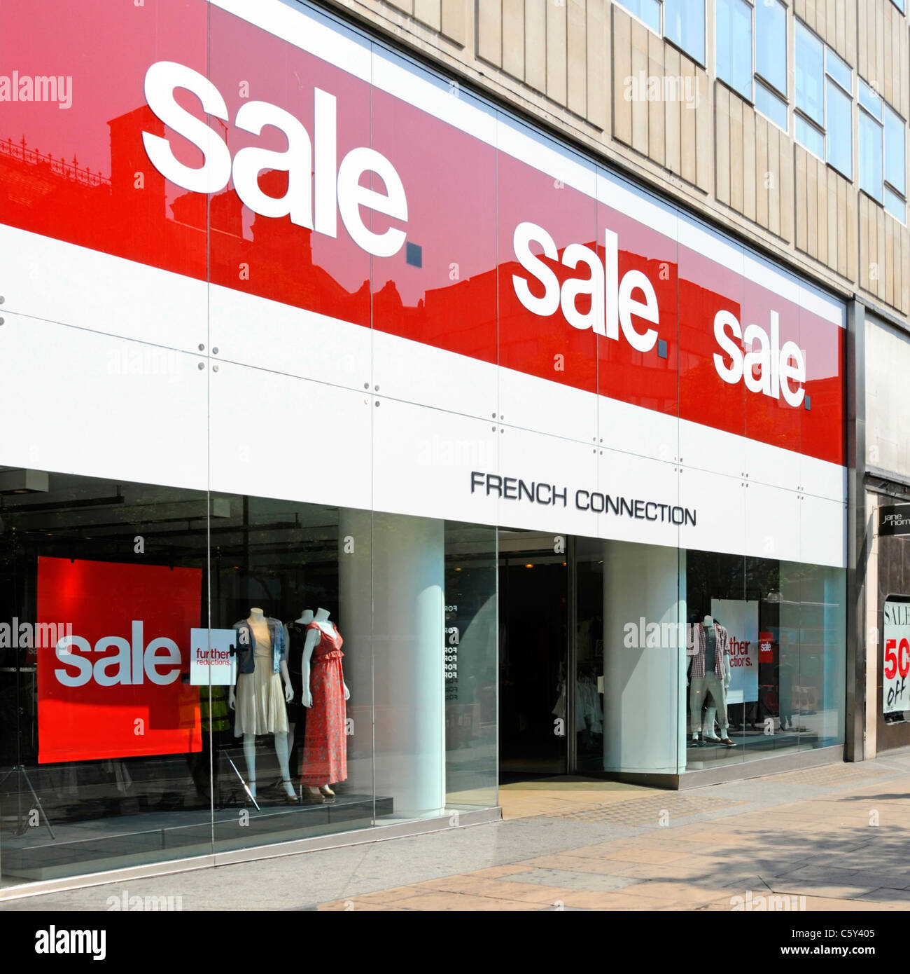 Les grands signes de vente au-dessus de entrée de connexion française retail business store shopping à Oxford Street West End de Londres Angleterre Royaume-uni Banque D'Images