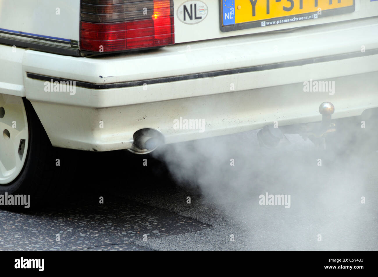 Gros plan d'une vieille voiture Citroën immatriculée aux pays-Bas et présentant un système d'échappement polluant défectueux. Émanations nuisibles à l'environnement. Conduite sur la route Park Lane London UK Banque D'Images