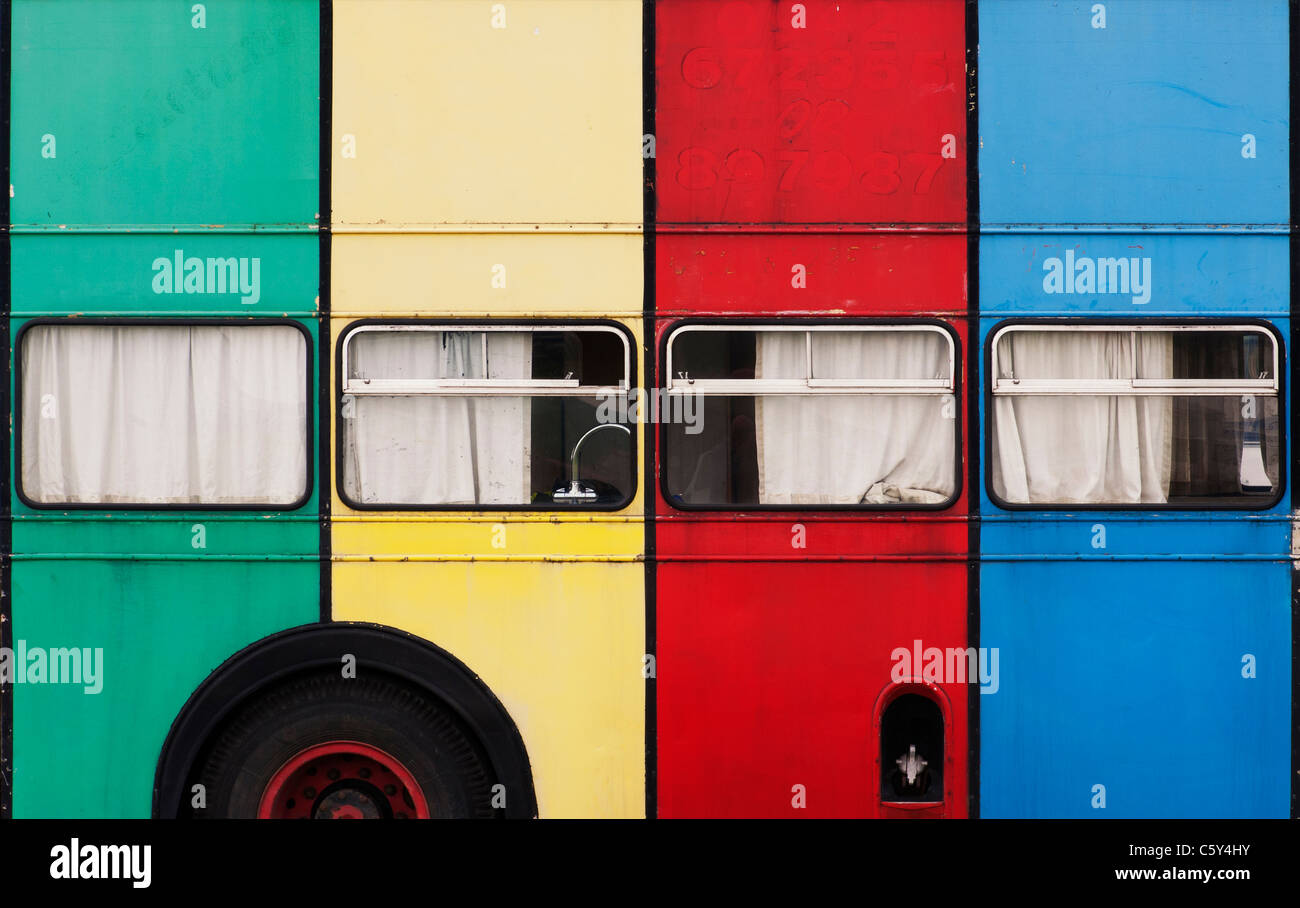Ancien double decker bus voyageurs multicolores Banque D'Images