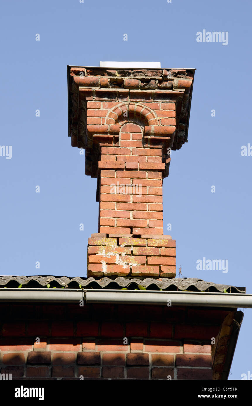 Meubles anciens, forme intéressante cheminée de briques rouges. Vieille ville héritage. Banque D'Images