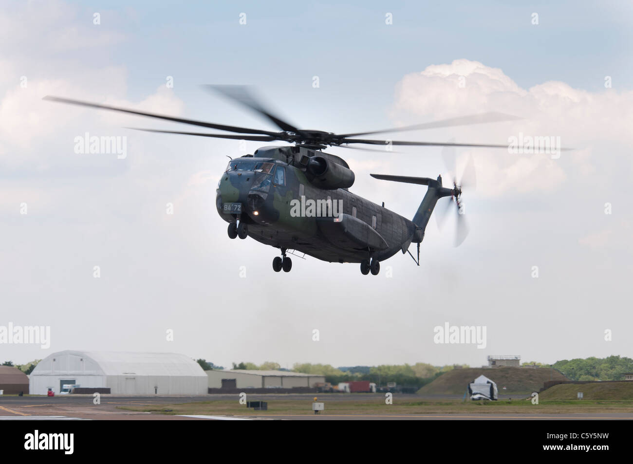 L'Armée allemande Sikorsky CH-53G Nombre d'hélicoptères de transport lourd 8472 arrive à Fairford pour l'International Air Tattoo Banque D'Images