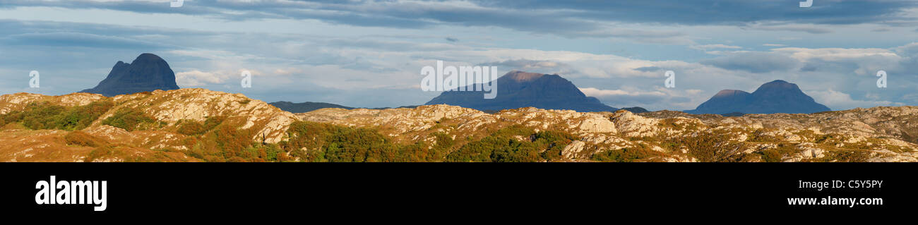 Panorama de montagnes à Sutherland, Highland, Scotland, UK. L À R, Suilven, Cul Mor, Cul Beag. Banque D'Images