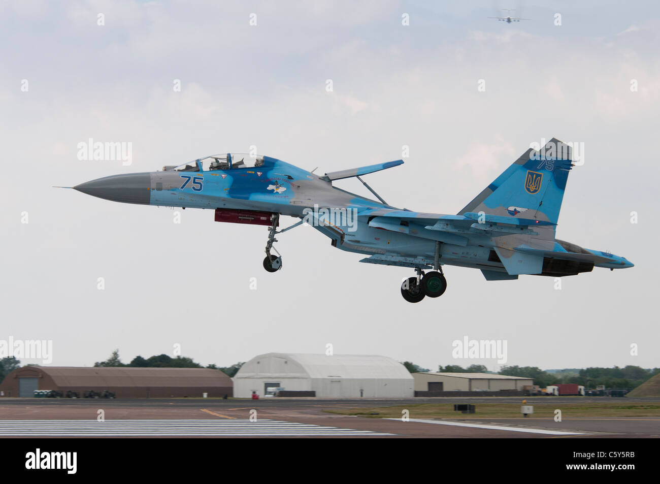 L'Armée de l'air ukrainienne Sukhoi Su-27UB chasseur de supériorité aérienne de la 831st Fighter Aviation Regiment atterrit à RAF Fairford Banque D'Images