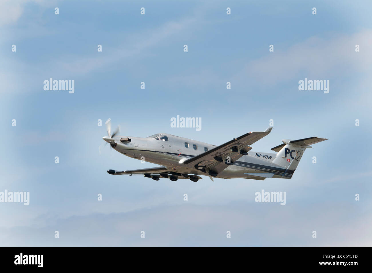 Swiss Pilatus PC-12/45 d'avions d'affaires à turbine HB-FOW arrive au 2011 Royal International Air Tattoo RAF Fairford Banque D'Images