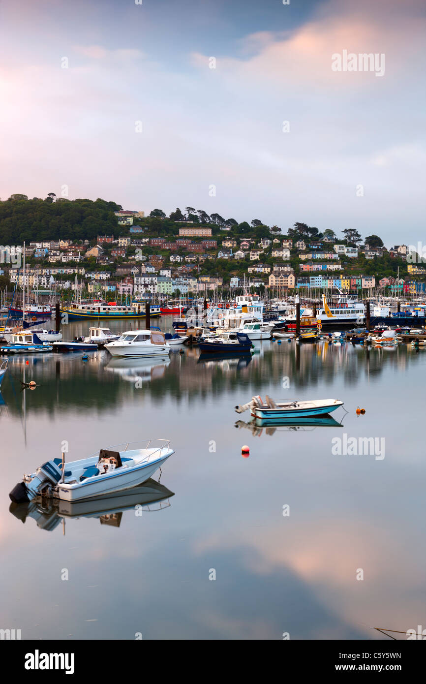 Et un village Kingswear bateaux flottant sur l'estuaire de la rivière Dart à Dartmouth Banque D'Images