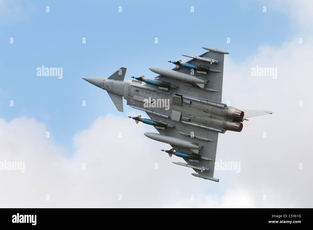 Avion de chasse militaire britannique BAE Systems l'Eurofighter Typhoon nombre ZJ700 tourne à droite immédiatement après décollage pour afficher Banque D'Images