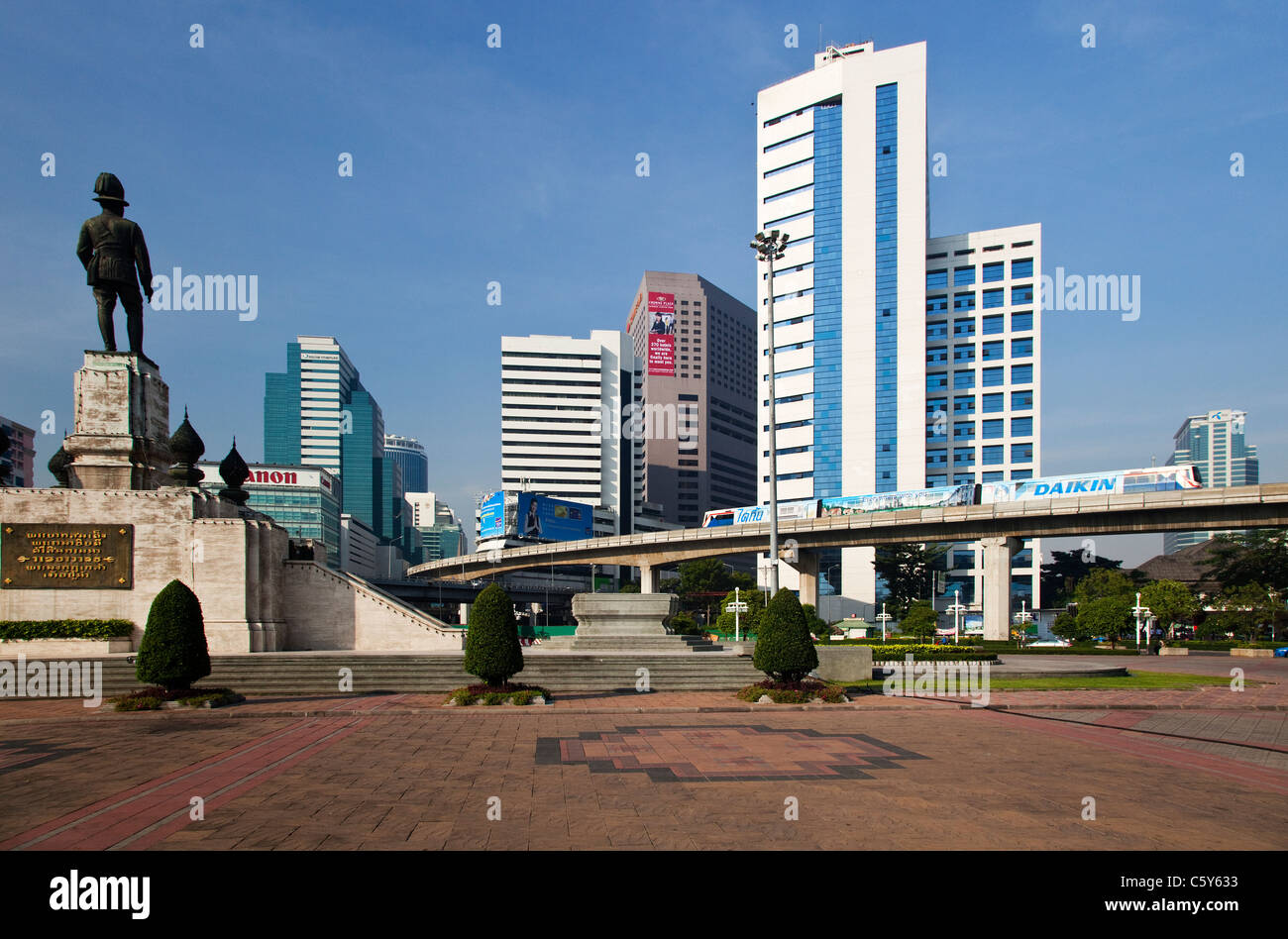 Rama VI statue dans le Parc Lumphini, Bangkok, Thaïlande Banque D'Images