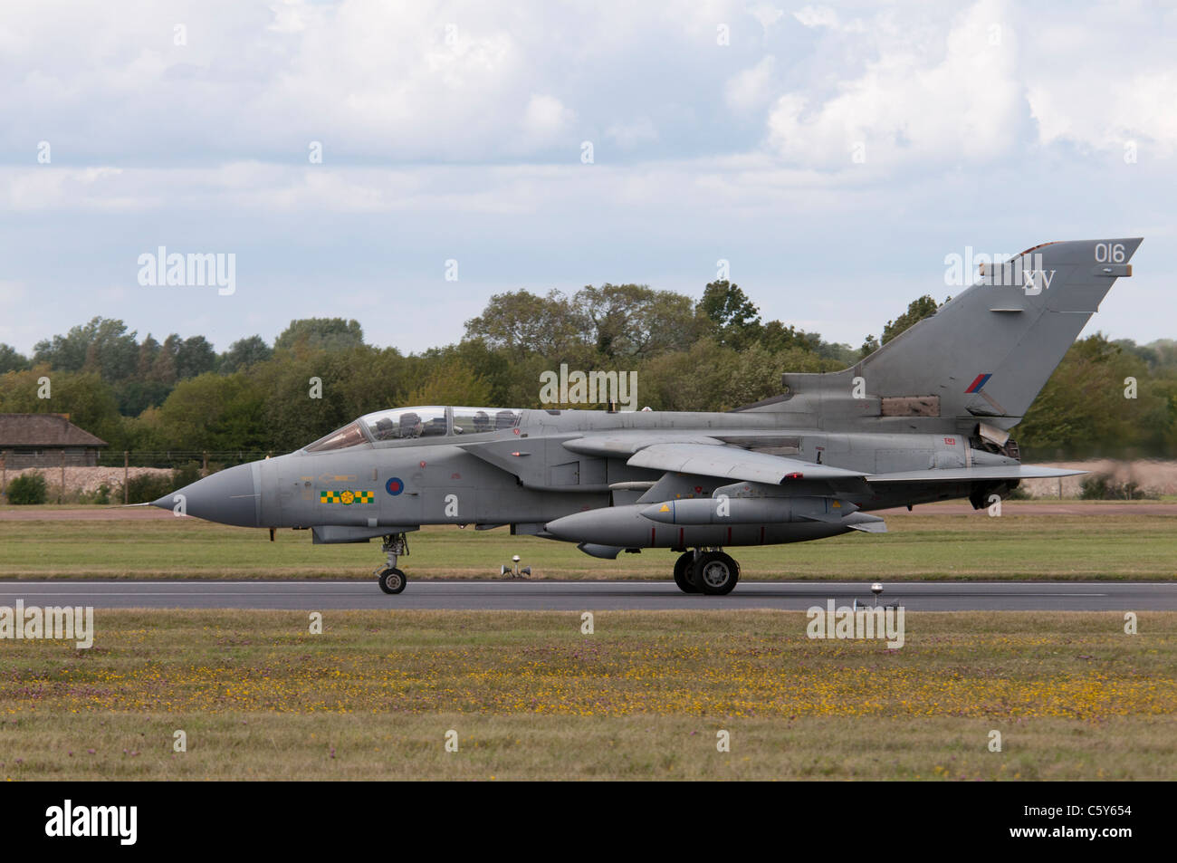 Rôle Multi britannique Jet de combat Tornado GR4, ZD410 Désignation nombre de 15 Squadron Lossiemouth taxis à l'Air Tattoo 2011 Banque D'Images