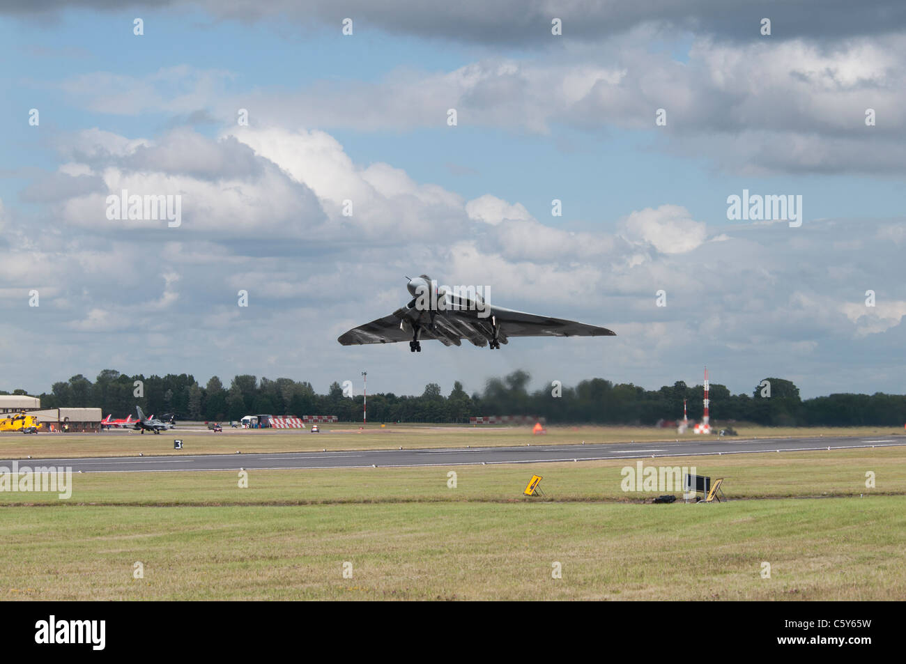 La guerre froide à aile delta les bombardiers Avro Vulcan XH558 numéro de code prend son envol pour le 2011 Royal Air Tattoo Banque D'Images