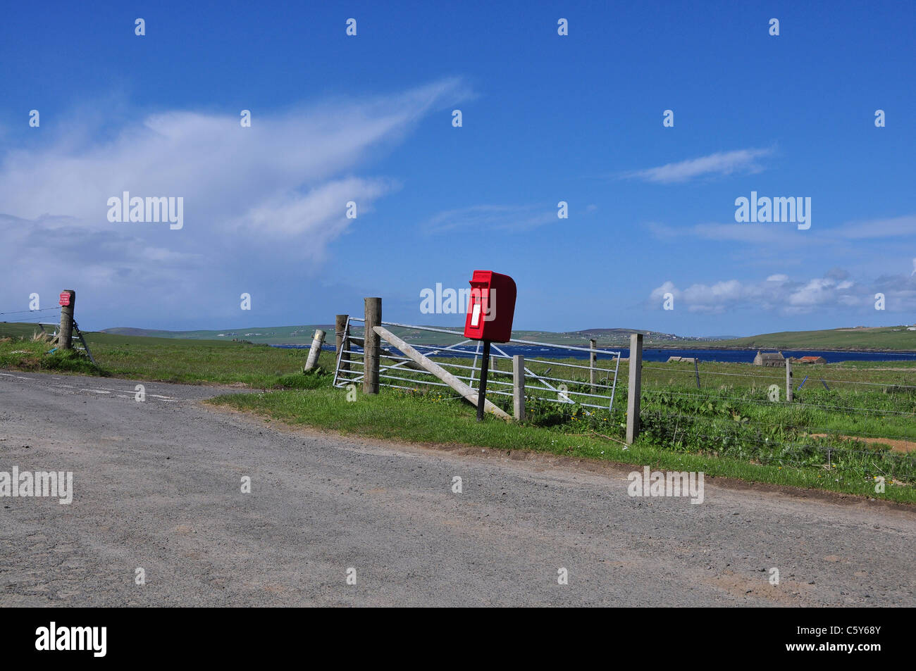 Post box à côté de route rurale, l'île de Hoy, Orcades, en Écosse. Banque D'Images