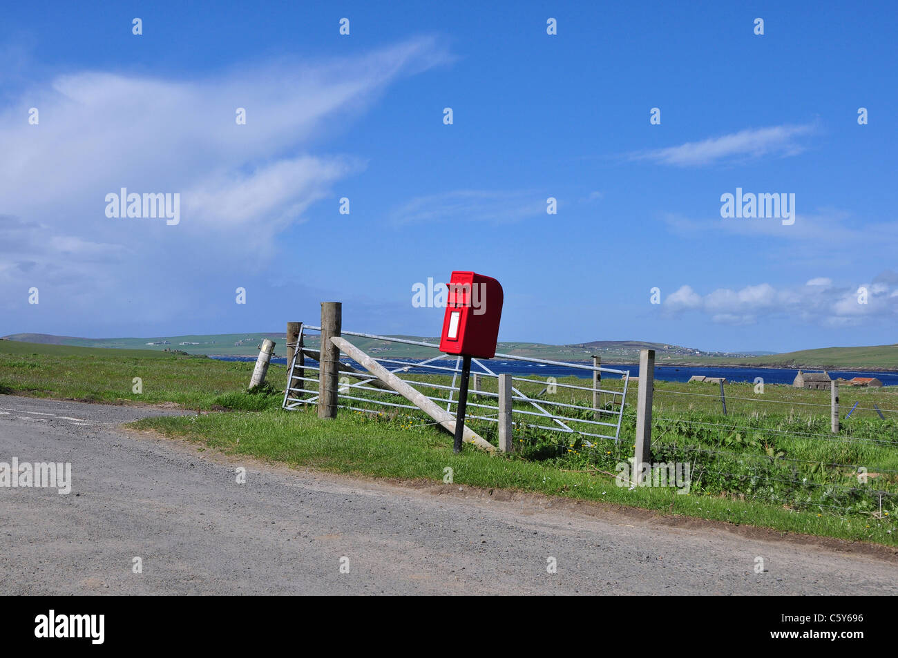 Post box à côté de route rurale, l'île de Hoy, Orcades, en Écosse. Banque D'Images