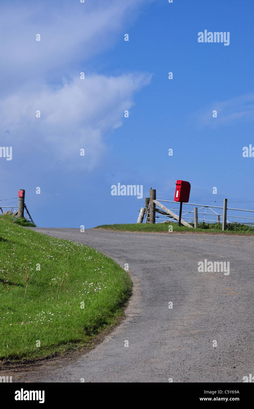 Post box à côté de chemin rural sur l'île de Hoy, Orcades, en Écosse. Banque D'Images