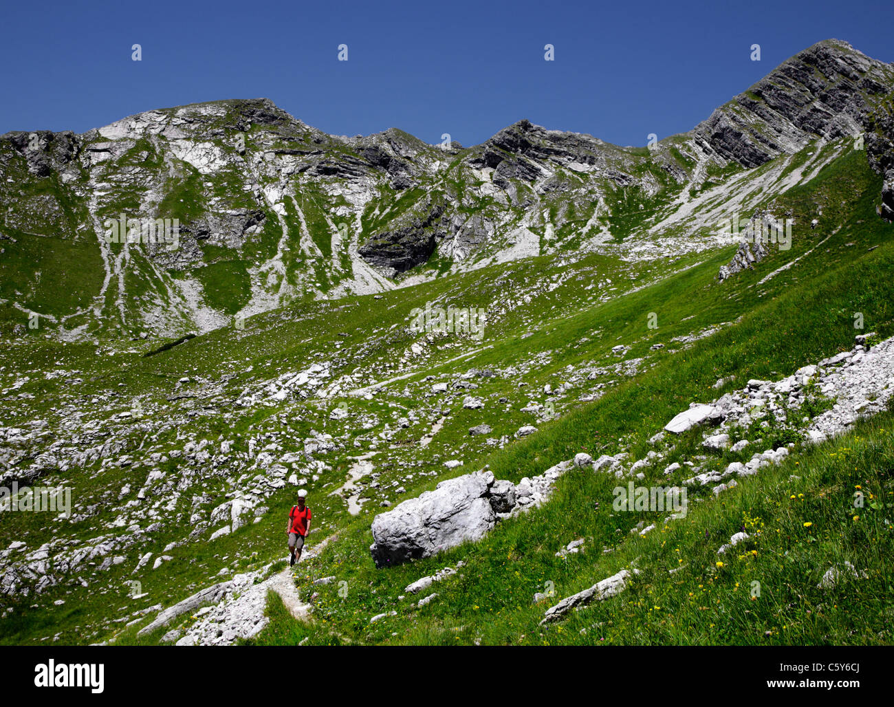 Randonneur dans les montagnes, Alpes d'Allgäu, Oberstdorf, Bavière, Allemagne Banque D'Images