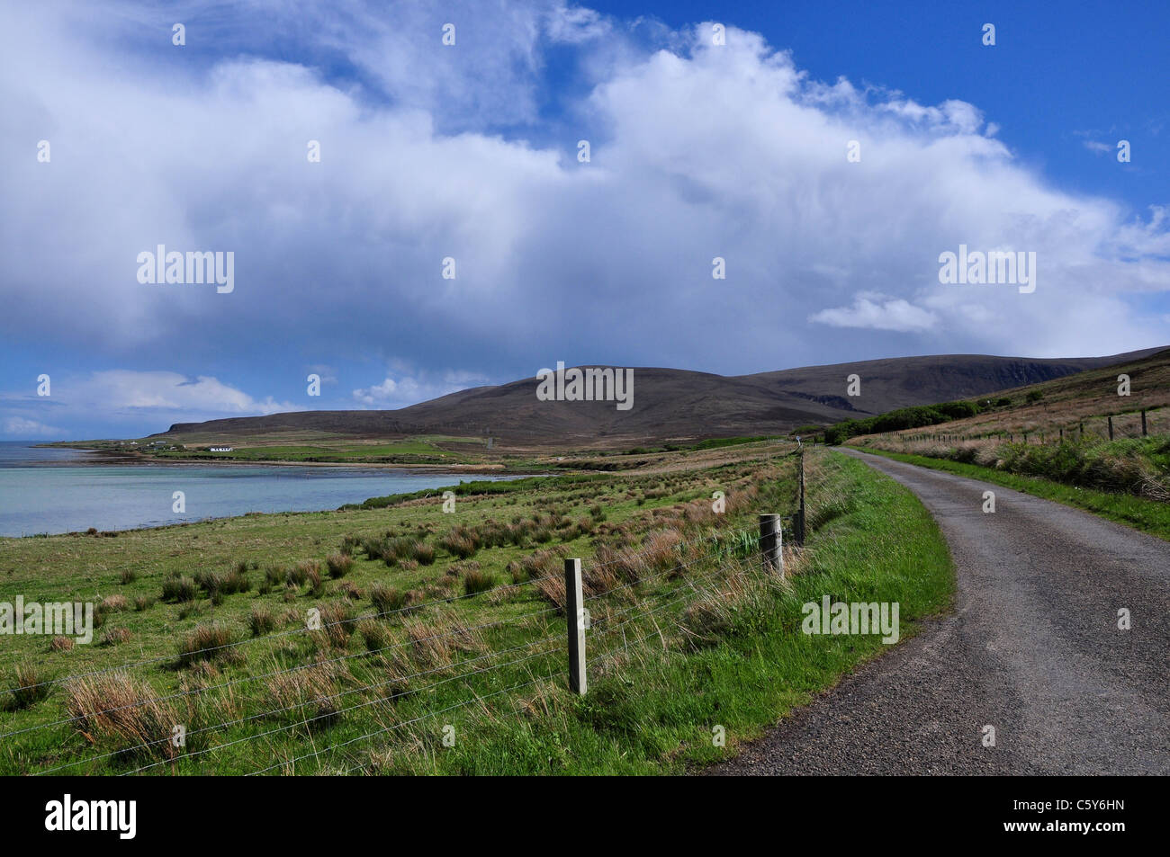Le chemin rural et de collines, l'île de Hoy, Orcades, en Écosse. Banque D'Images