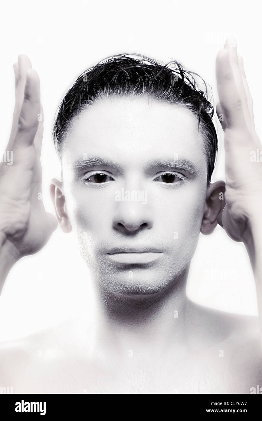 Portrait de jeune femme brune homme avec un miroir blanc Banque D'Images