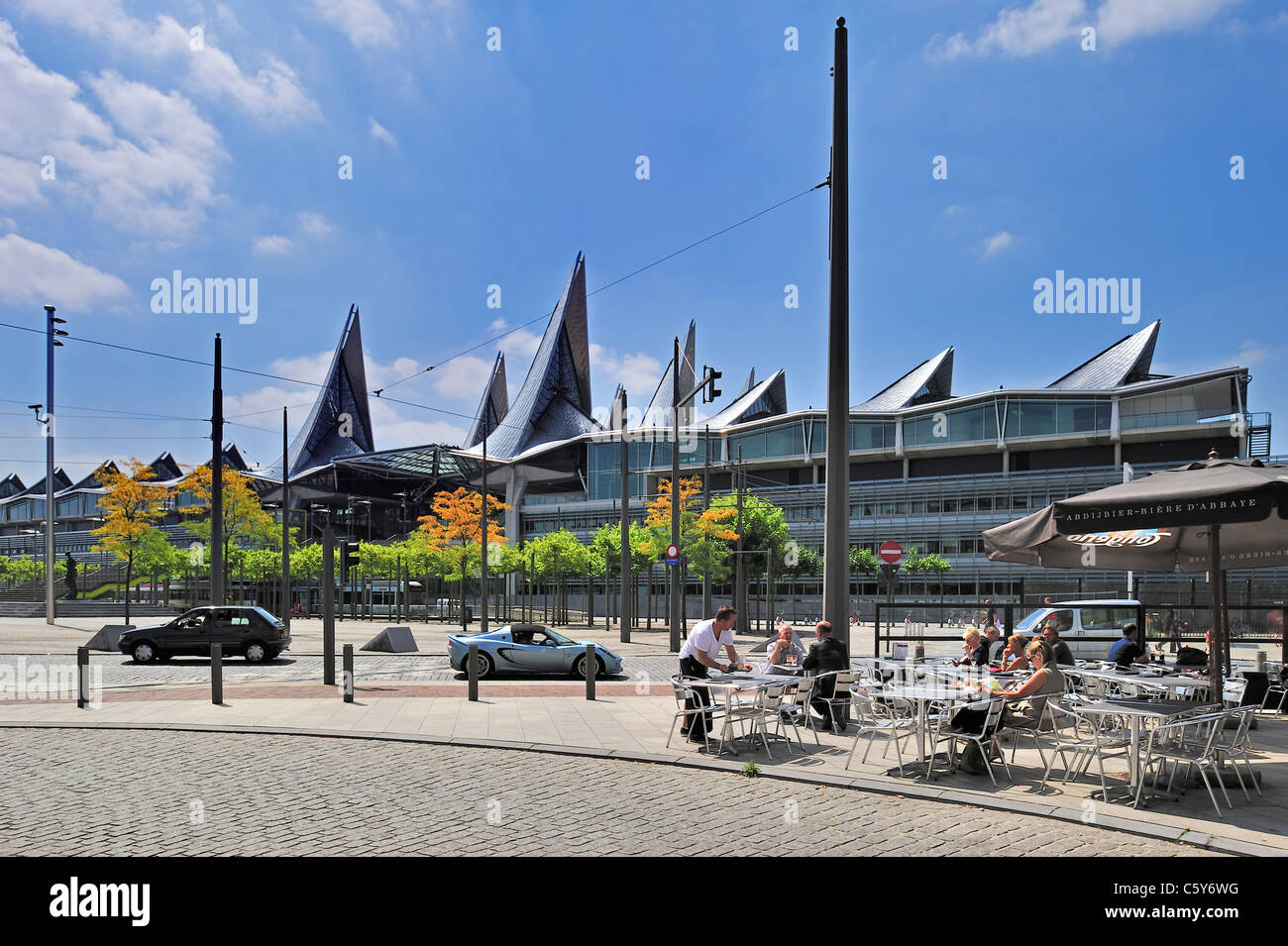 Palais de justice d'Anvers / nouveau palais de justice et les touristes assis sur l'asphalte café en été, Belgique Banque D'Images