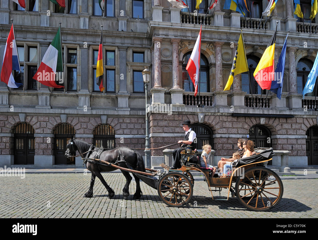 Transport avec le guide et les touristes lors de voyage touristique à la Grote Markt / Grand Place / Grand Place d'Anvers, Belgique Banque D'Images