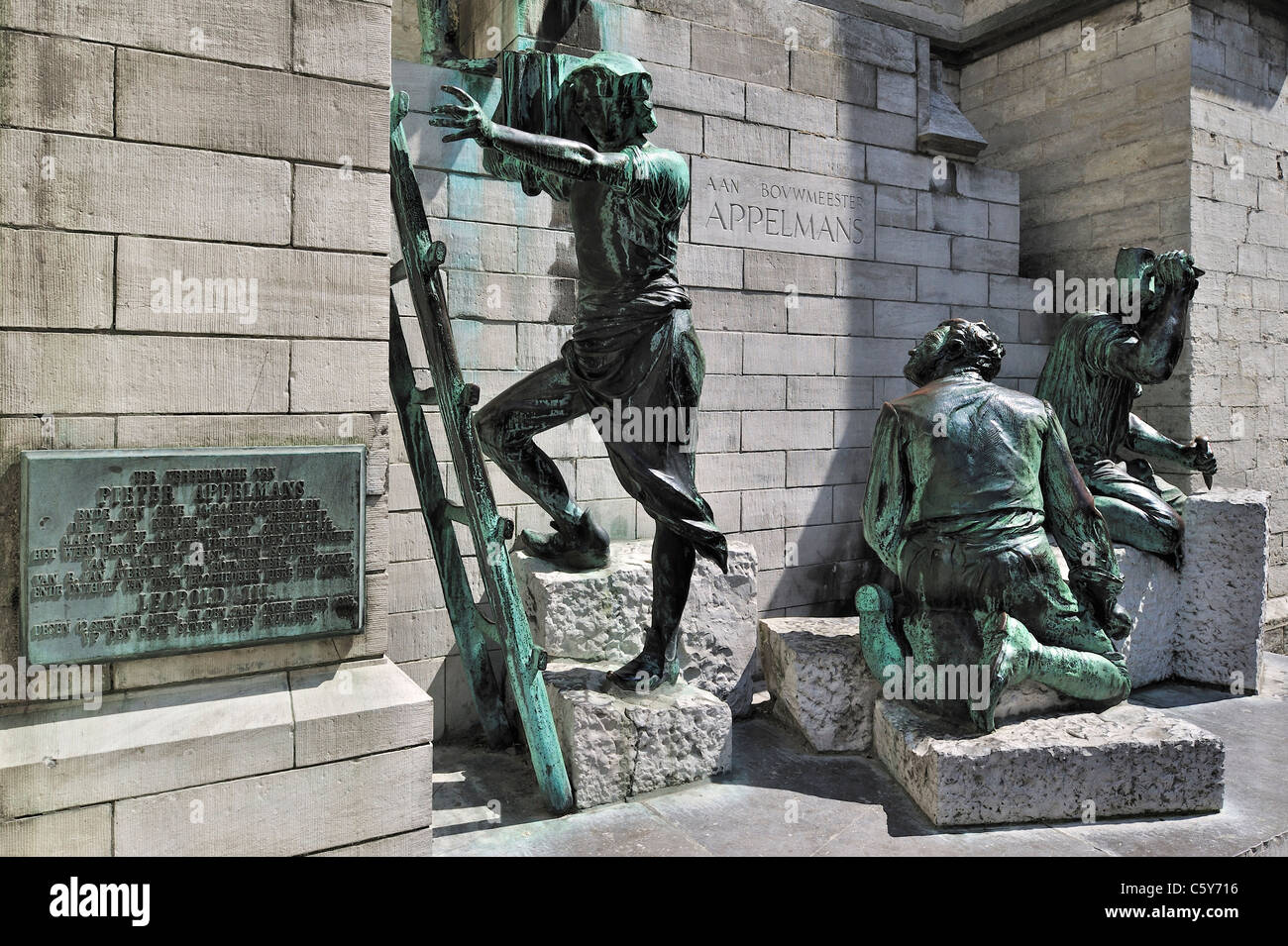 Sculptures montrant des ouvriers tailleurs de pierre médiévale et en face de la cathédrale de Notre Dame d'Anvers, Belgique ville Banque D'Images