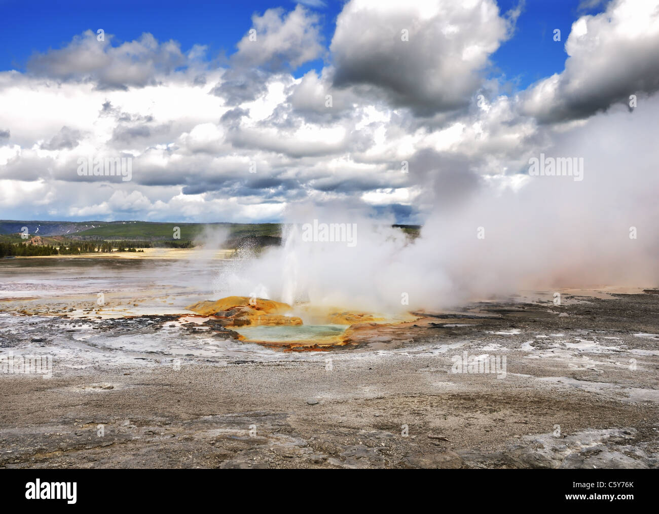 Clepsydra Geyser situé dans la Fontaine Pot de peinture salon de Yellowstone. Banque D'Images