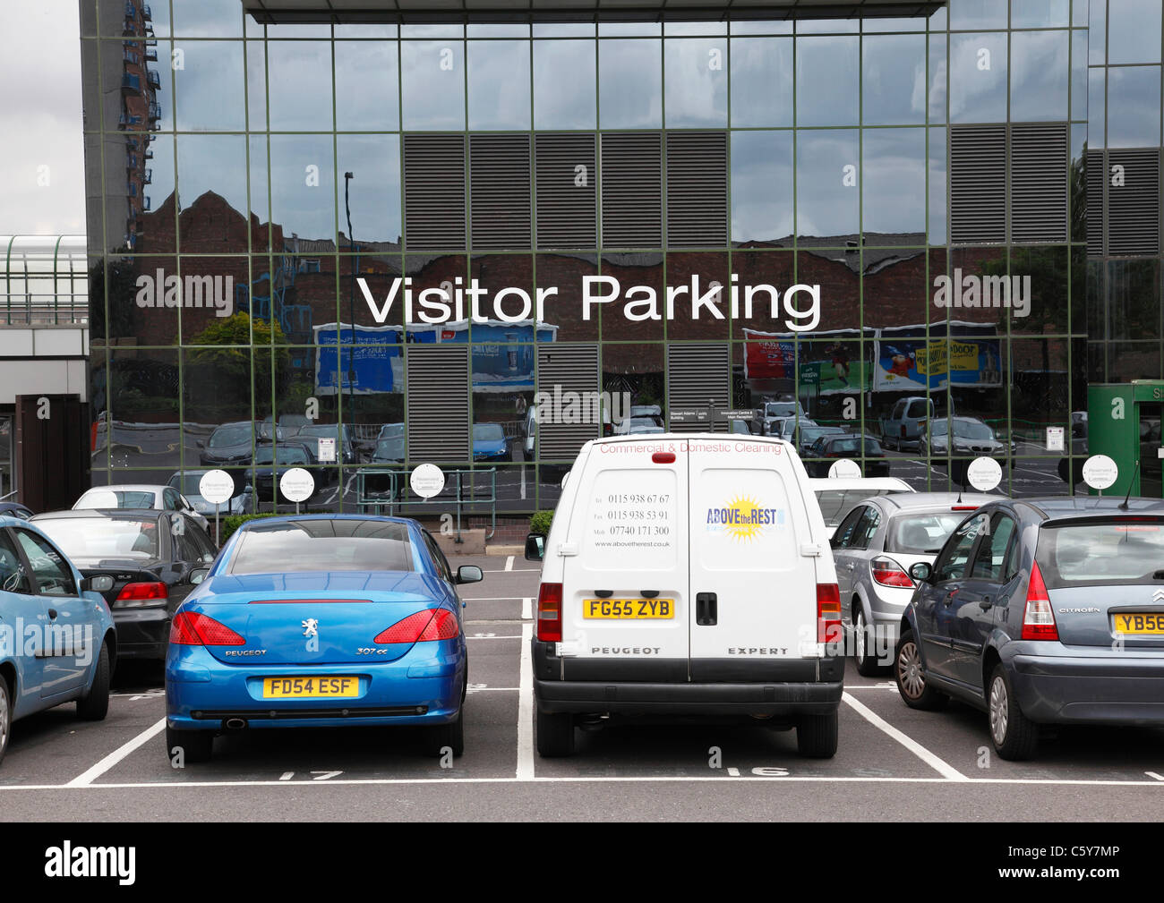 Les parkings locaux commerciaux à Nottingham, Angleterre, Royaume-Uni Banque D'Images Les parkings locaux commerciaux à Nottingham, Angleterre, Royaume-Uni Banque D'Images