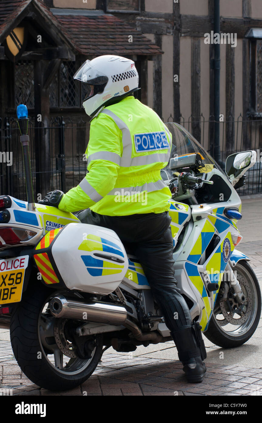 Policier sur sa moto en face de la maison de Shakespeare à Stratford upon Avon. UK Banque D'Images