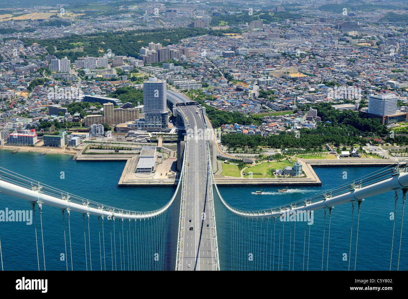 Akashi Kaikyo Bridge à Kobe, Japon, vu de près de 300 mètres de haut. Banque D'Images