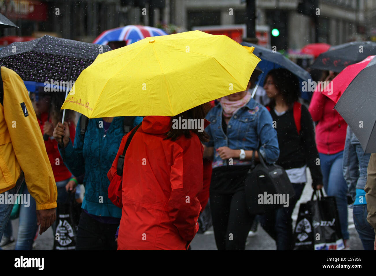 Personnes sous des parapluies Banque de photographies et d’images à ...