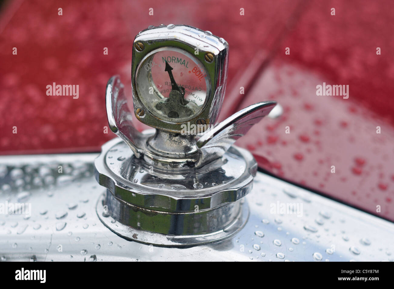 Un radiateur de voiture classique, l'indicateur de température indiquant cool, normal et sex Banque D'Images