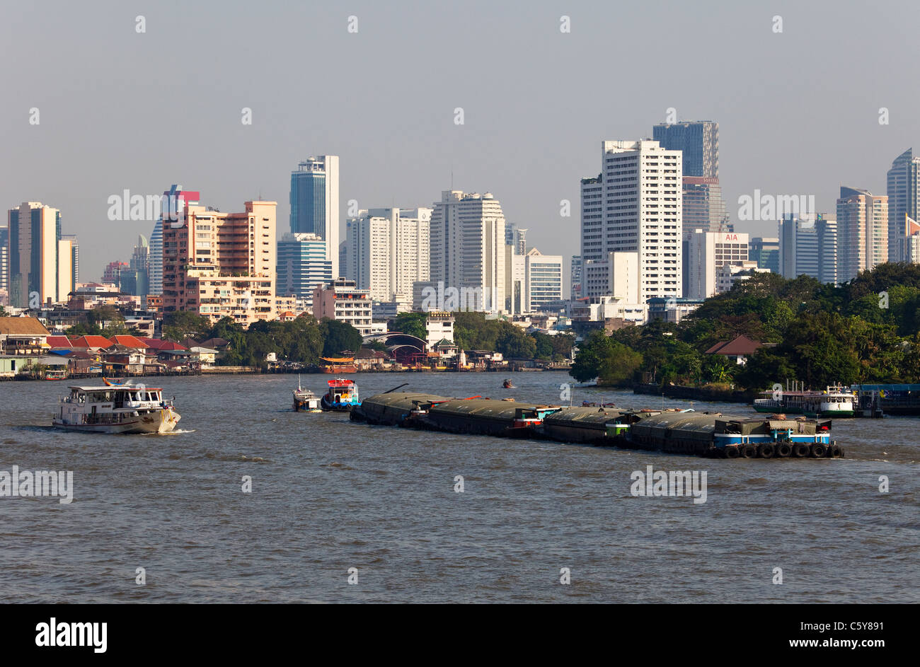Une barge à riz sur la rivière Chao Phraya, Bangkok, Thaïlande Banque D'Images