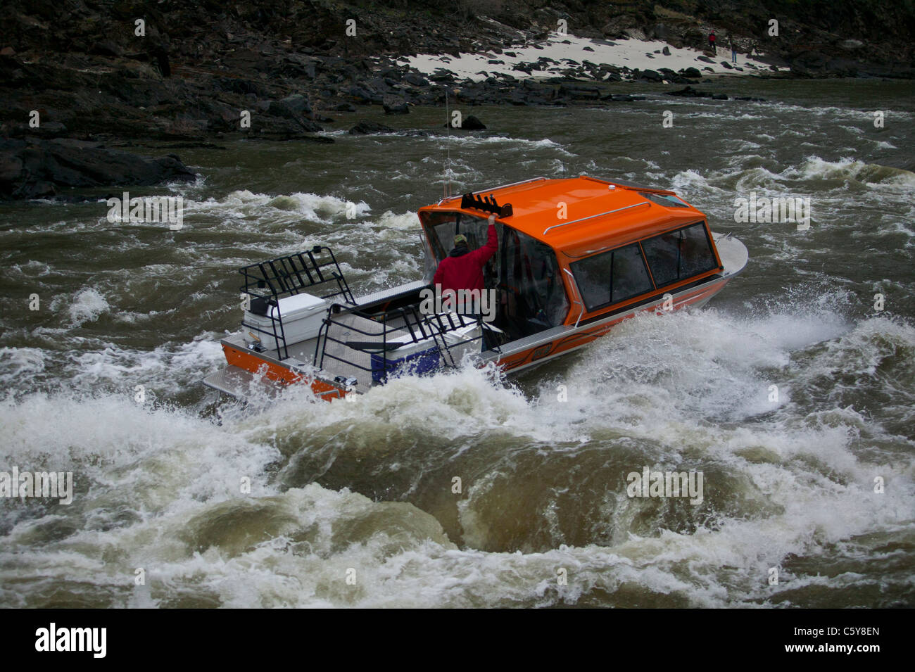 Bateau à réaction avec une orange cab motors à travers rapides en amont sur la rivière Salmon près de riggins, Idaho, États-Unis Banque D'Images