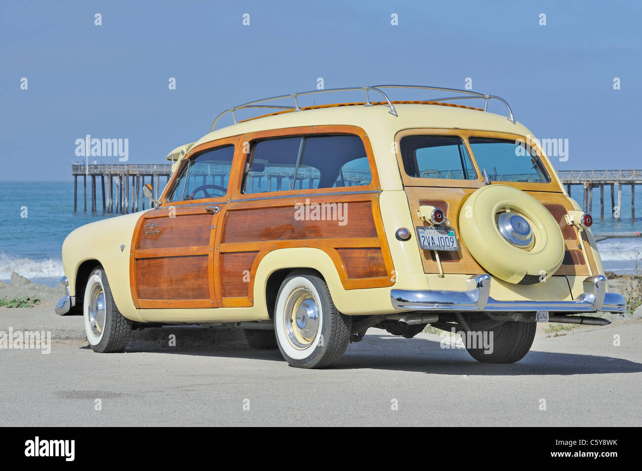 Classic American ford country squire station wagon voiture par beach Banque D'Images