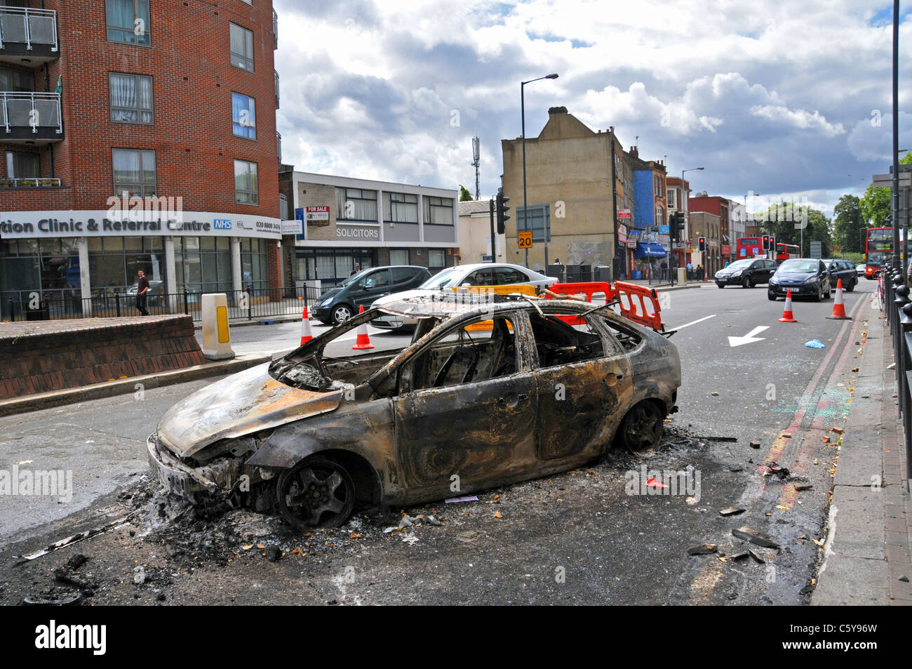 Émeutes de Londres Tottenham High Road pillage incendies voitures brûlées Banque D'Images