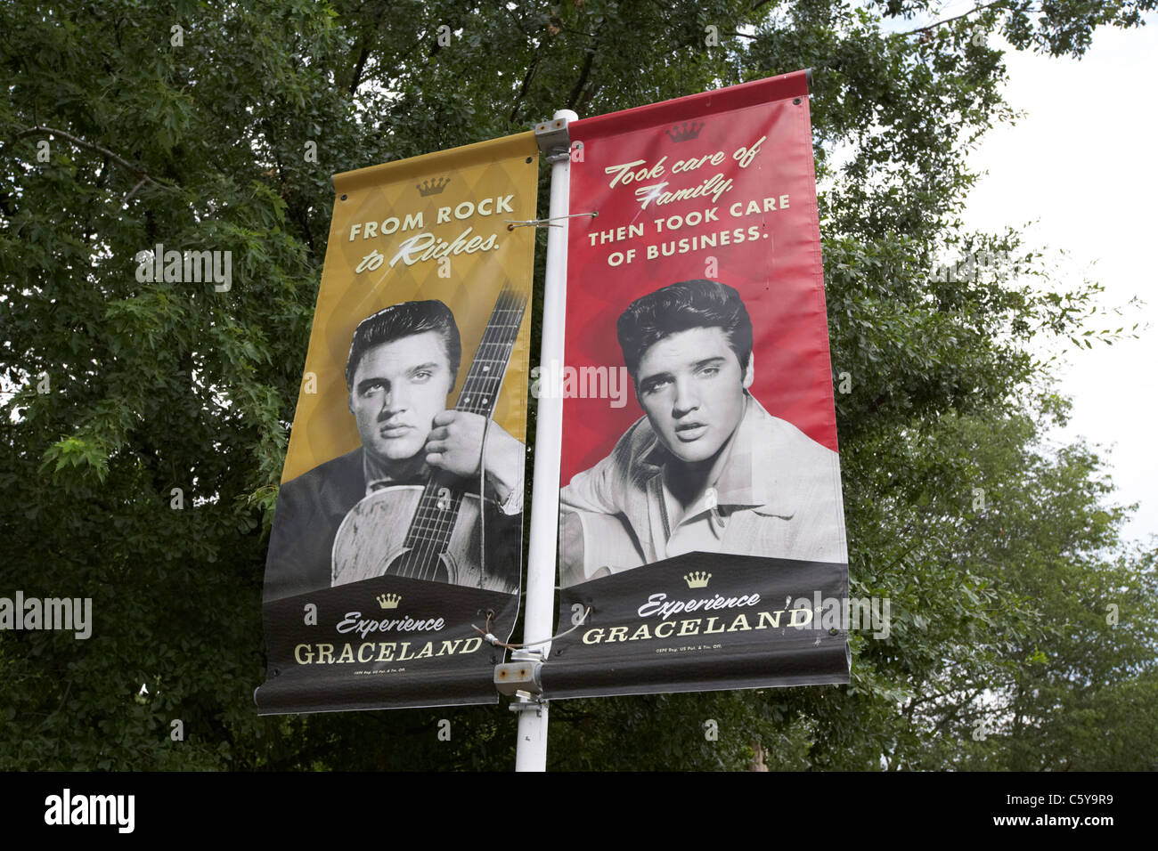 Affiches et bannières publicitaires pour graceland avec Elvis Presley Memphis Tennessee usa Banque D'Images Affiches et bannières publicitaires pour graceland avec Elvis Presley Memphis Tennessee usa Banque D'Images