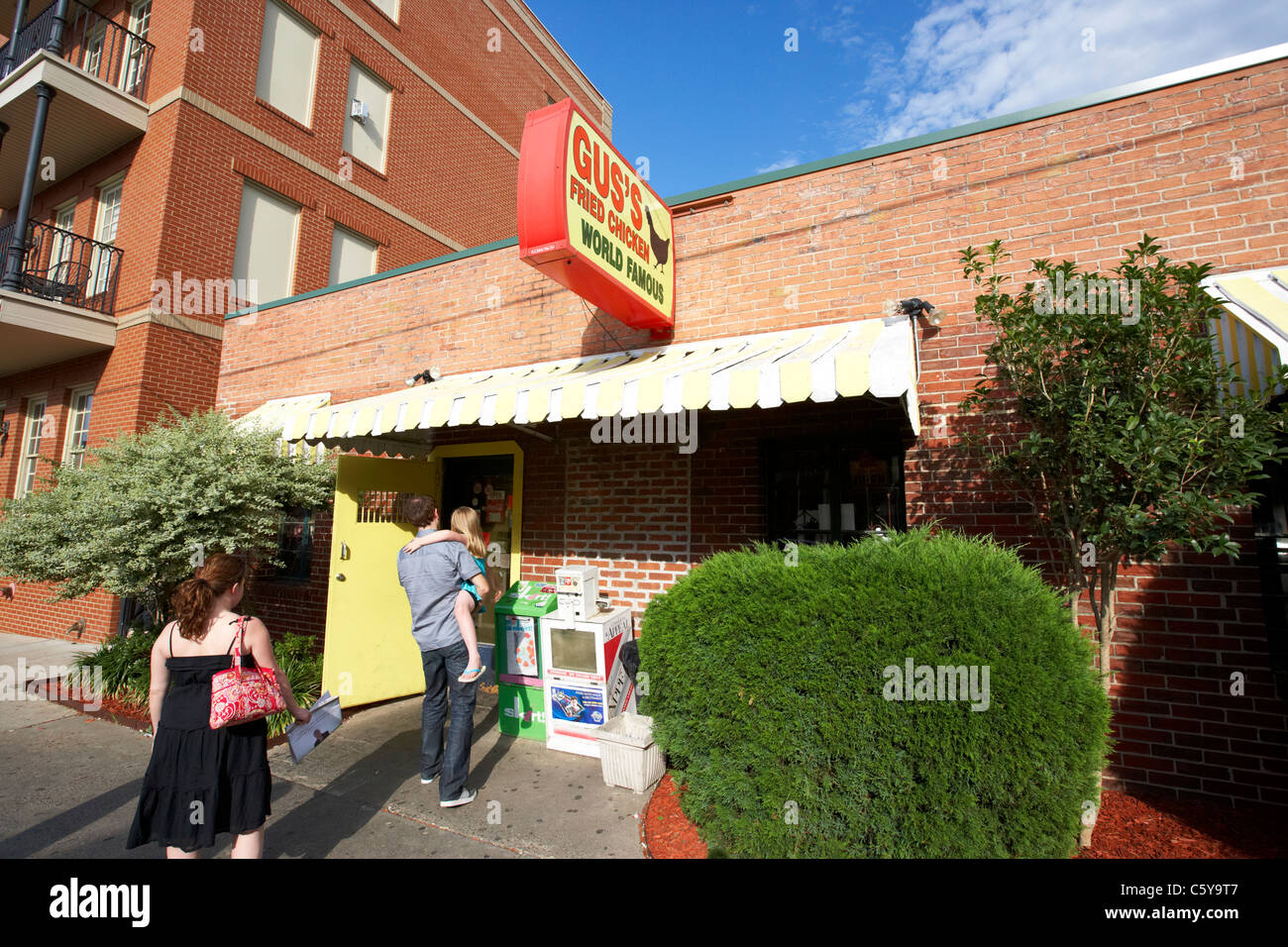 Les gens en dehors de la file d'gus célèbre fried chicken shop Memphis Tennessee usa Banque D'Images