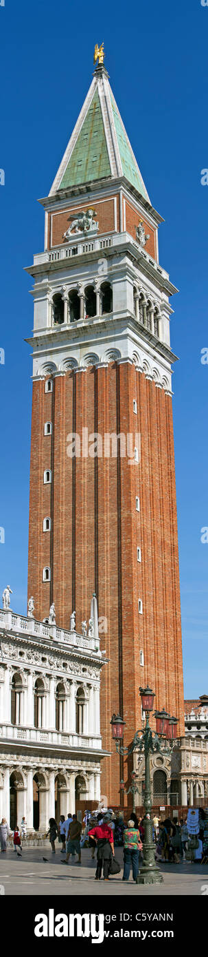 Tour Campanile Saint Marc, Venise, l'Italie est partie de la Place Saint-Marc et est affichée dans un format vertical avec les touristes. Banque D'Images