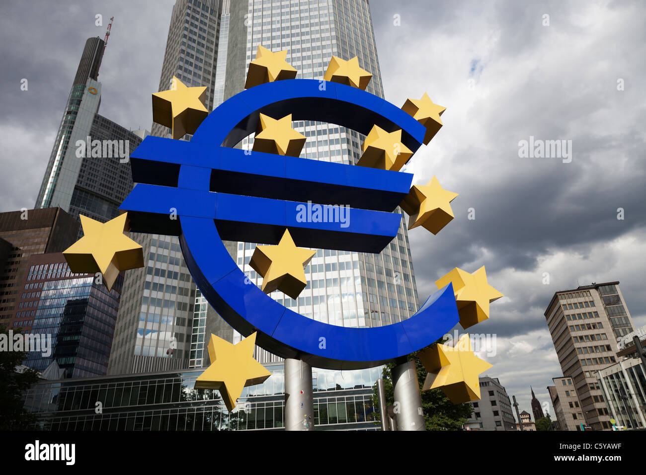 Un symbole monétaire géant Euro se trouve devant le siège de la Banque centrale européenne à Francfort, en Allemagne. Banque D'Images