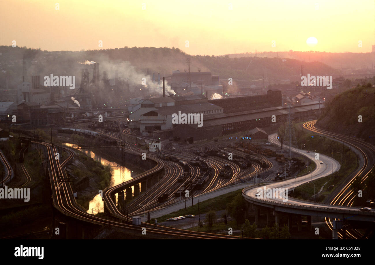 La fumée monte de steel mill au coucher du soleil sur la rivière Monongahela Valley East Pittsburgh au début des années 1970, Braddock Banque D'Images