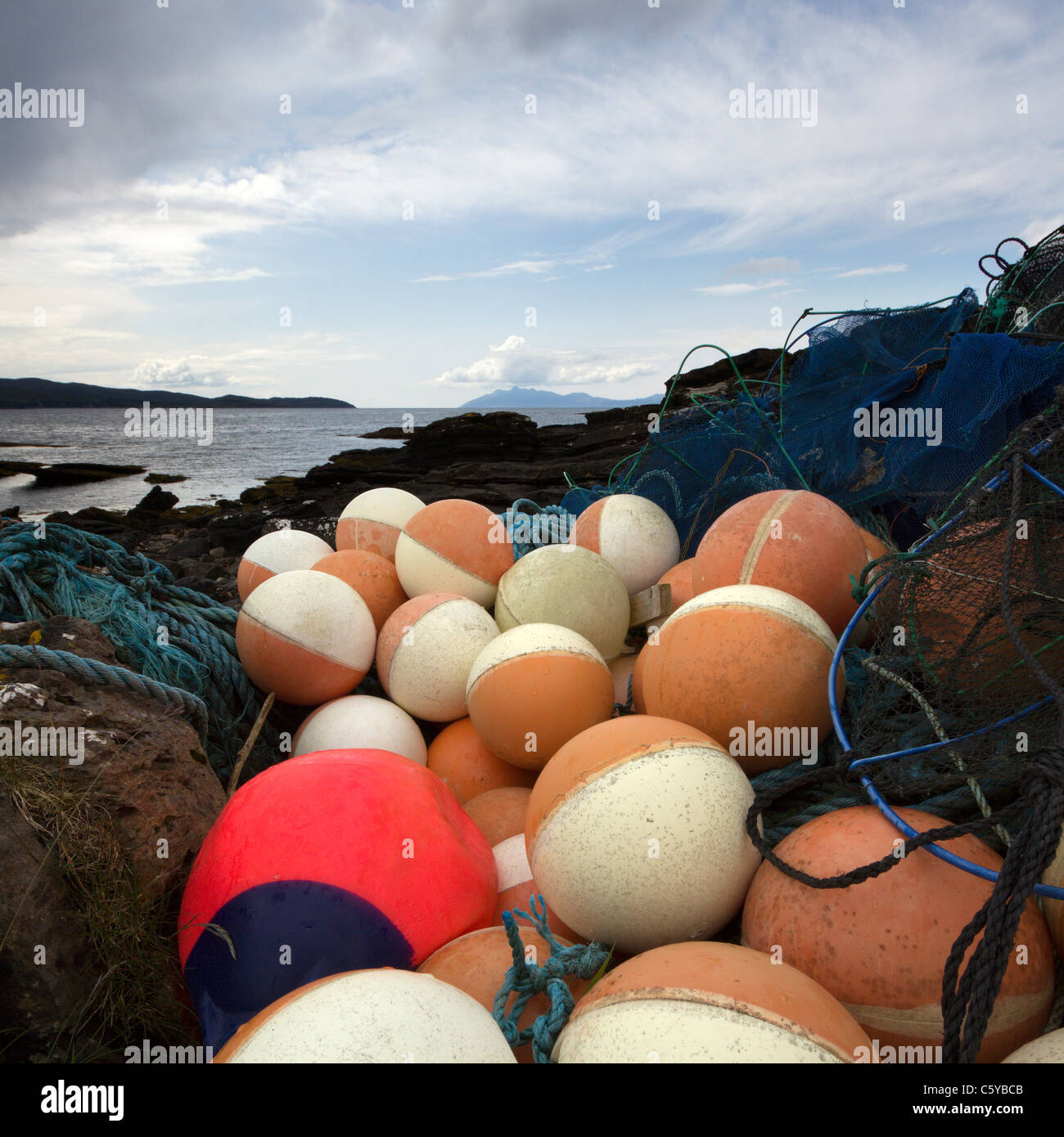 Flotteurs et filets de pêche s'est échoué sur l'île de Skye, Écosse, Royaume-Uni Banque D'Images