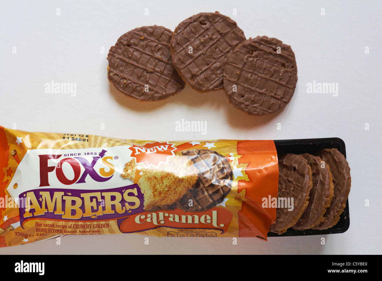 De nouveaux paquets de biscuits au caramel Fox Ambers ouvert pour afficher contenu, de fixer sur fond blanc - à la recherche vers le bas d'en haut Banque D'Images