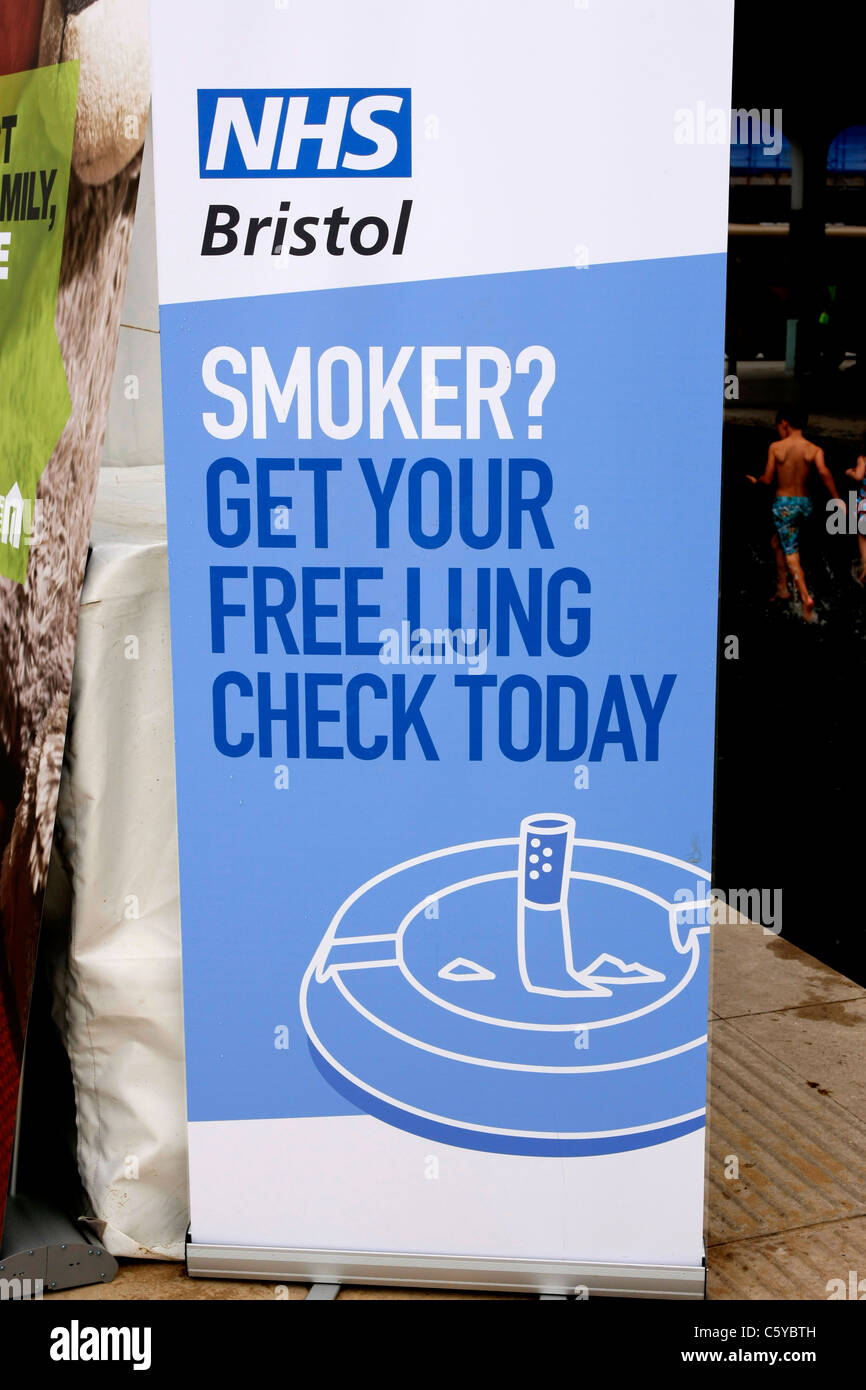 Vérifier et pulmonaire NHS affiche de sensibilisation fumeur Banque D'Images