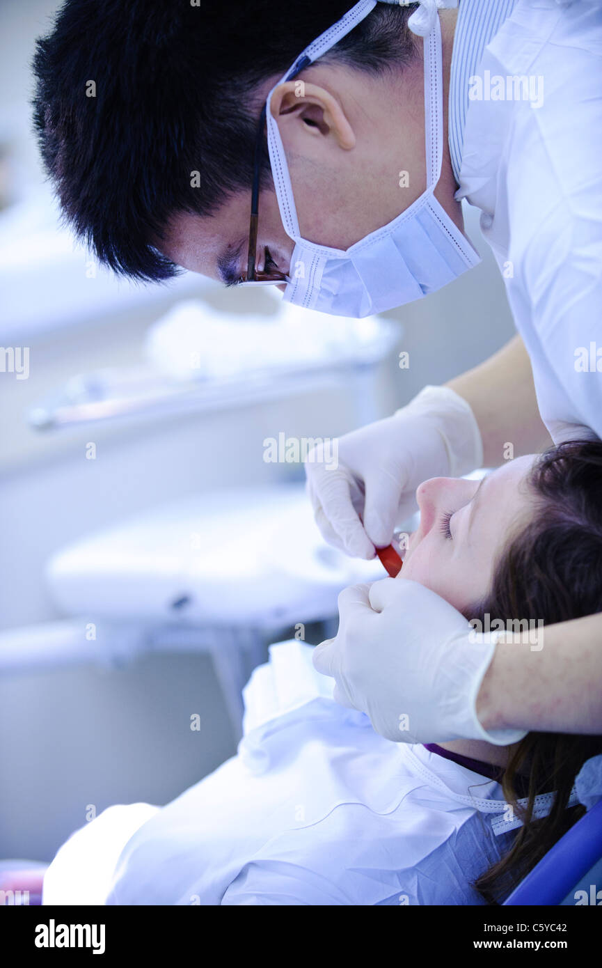 Effectuer une chirurgie dentaire dentiste dents et moulage de patient en milieu clinique dentaire Banque D'Images