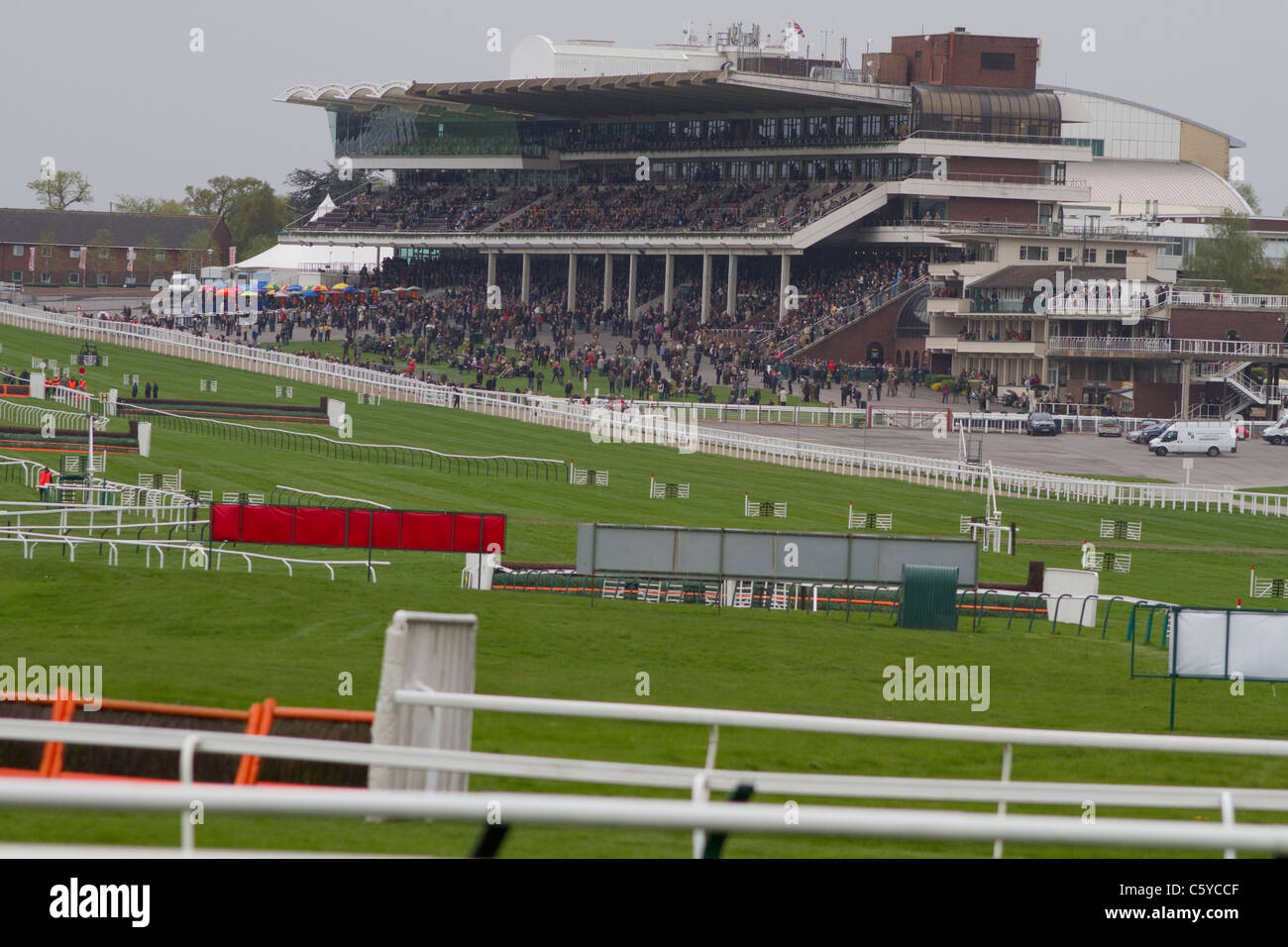 Une vue sur l'Hippodrome de Cheltenham's stand principal sur raceday Banque D'Images